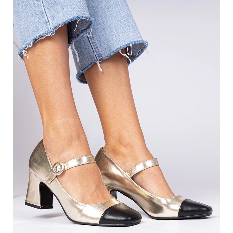 Pompes pour femmes dorées avec un nez noir d'or 2