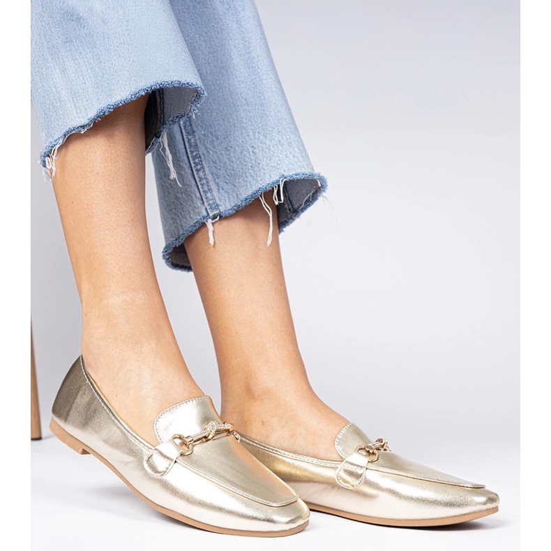 Mocassins élégants dorés avec une décoration dorée et des zircons d'or 1