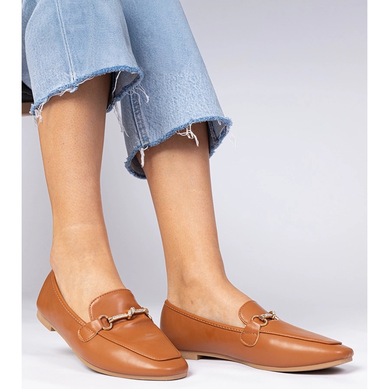 Mocassins élégants bruns avec une décoration dorée et des zircons 2