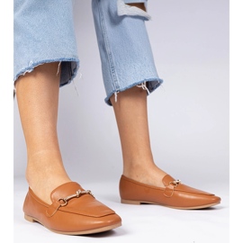 Mocassins élégants bruns avec une décoration dorée et des zircons 1