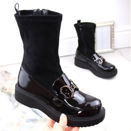 Bottes en cuir verni pour femmes sur la plateforme, isolées noires Sabatina DM23-18N le noir 1
