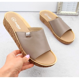 Chaussons cappuccino confortables en cuir pour femmes Helios 130.42 beige 1