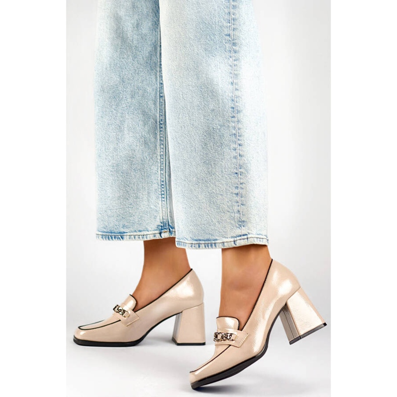 Chaussures vernies élégantes beiges à talons hauts 2