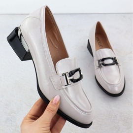 Les chaussures pour femmes verni avec un talon décoratif gris Vinceza 58492 1