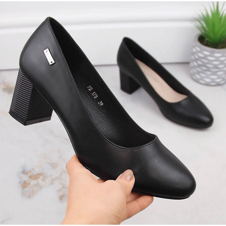 Escarpins noirs sur un poteau décoratif de Sergio Leone le noir 1