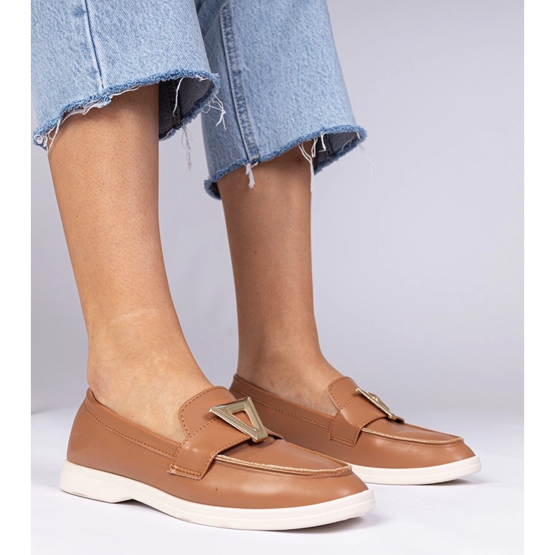 Mocassins de femmes brunes avec une décoration élégante 1