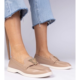 Mocassins de femmes beige sombres avec une décoration élégante 1