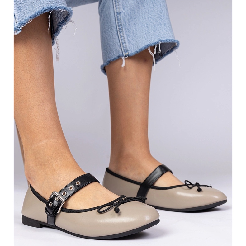 Ballerines féminines beige noires avec un arc 1