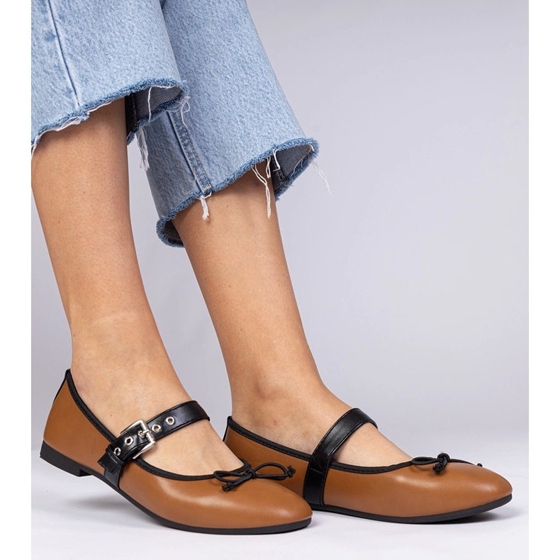 Ballerines féminines brunes avec un arc 1