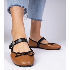 Ballerines féminines brunes avec un arc 2