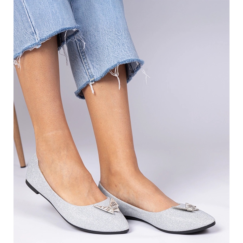Ballerines de paillettes pour femmes argentées avec un papillon 1
