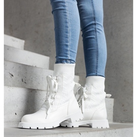 Boots chaussettes ajourées blanches par Portico 1