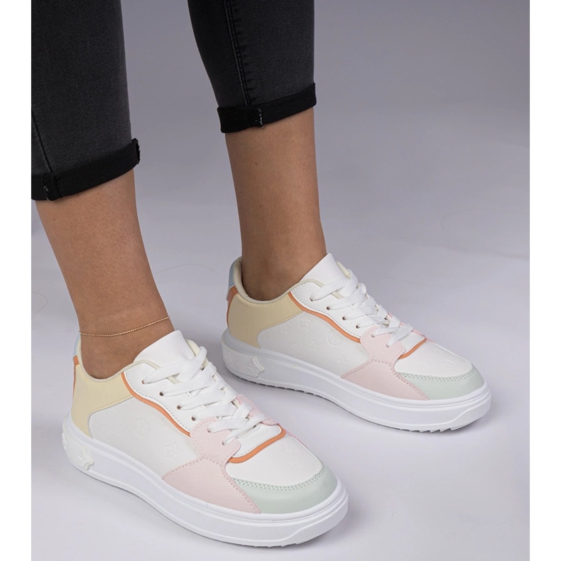 Baskets sportives blanches et jaunes de l'éco-cuir 1