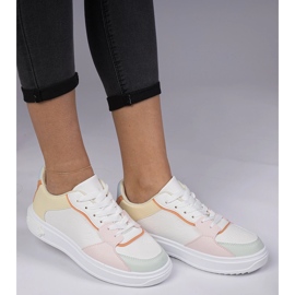 Baskets sportives blanches et jaunes de l'éco-cuir 2