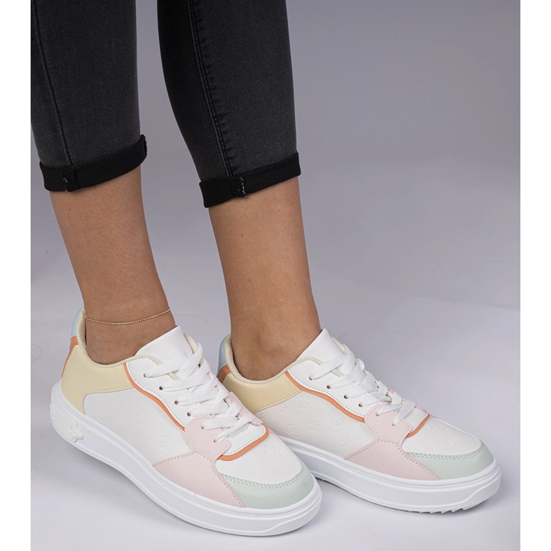 Baskets sportives blanches et jaunes de l'éco-cuir 2