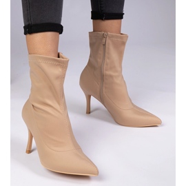 Bottes beiges avec une finition en satin sur une épingle 2
