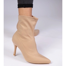 Bottes beiges avec une finition en satin sur une épingle 3
