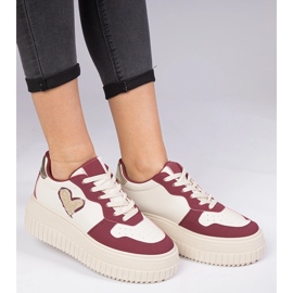 Baskets bordeaux pour femmes avec un cœur en brocart rouge 1