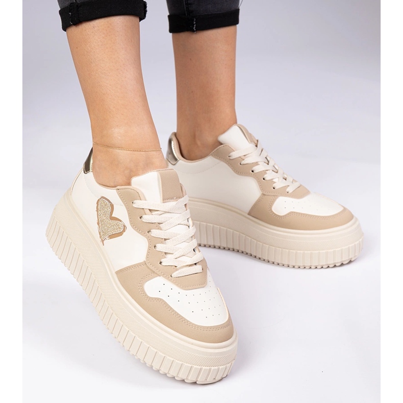 Baskets féminines brunes avec un cœur en brocart 2