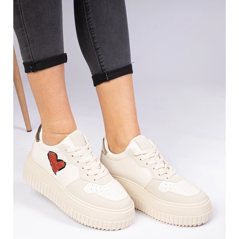 Baskets féminines beige avec un cœur en brocart 1