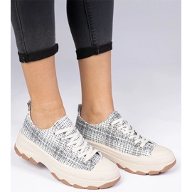 Baskets en noir et blanc sur une semelle épaisse 1