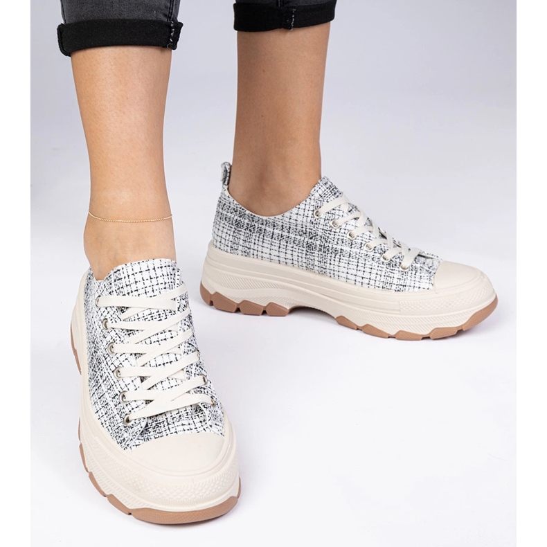 Baskets en noir et blanc sur une semelle épaisse le noir 2