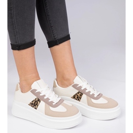 Baskets beige baskets sur la plate-forme 1