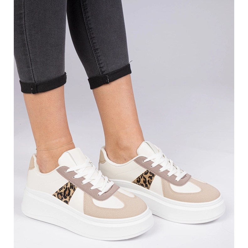 Baskets beige baskets sur la plate-forme 1