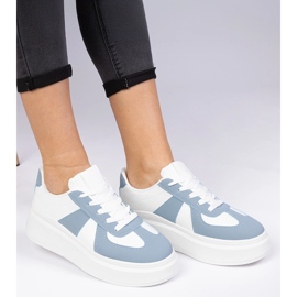 Baskets bleues baskets sur la plate-forme 1