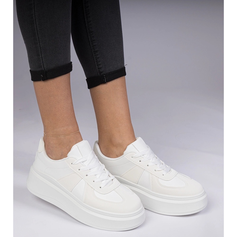 Baskets blanches baskets sur la plate-forme 1