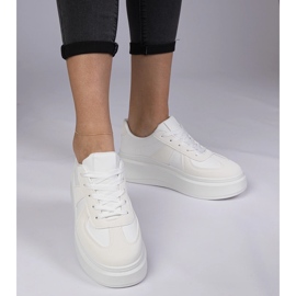 Baskets blanches baskets sur la plate-forme 2