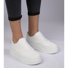 Baskets blanches baskets sur la plate-forme 3
