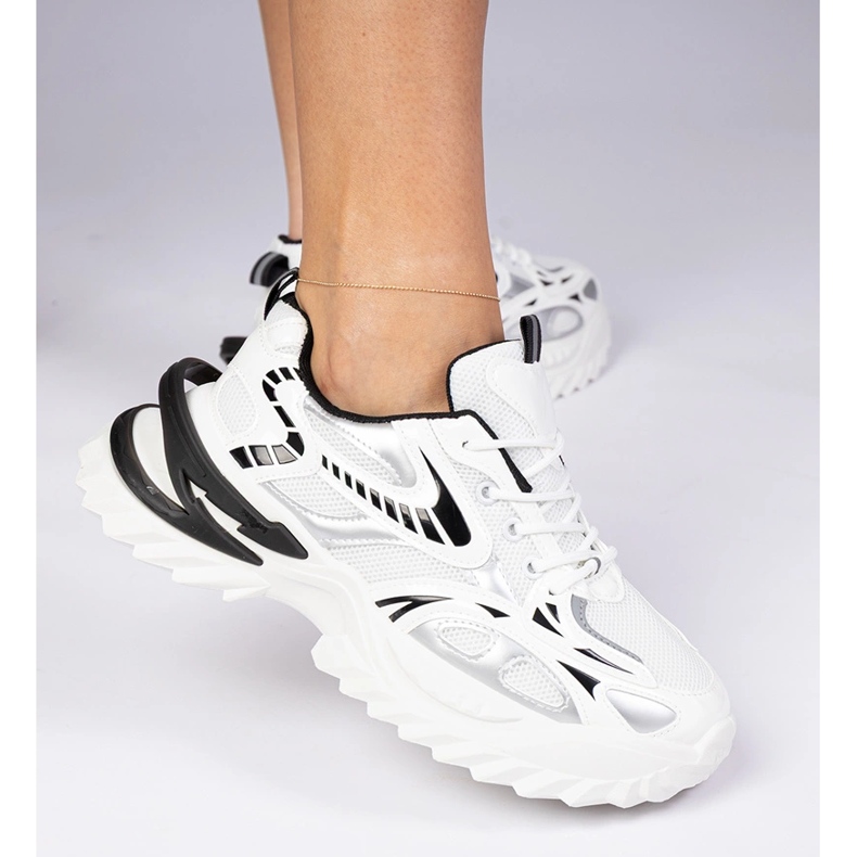 Baskets de sport blanches à semelle massive 1