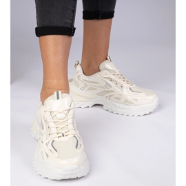 Des baskets sportives beige sur une semelle massive 1