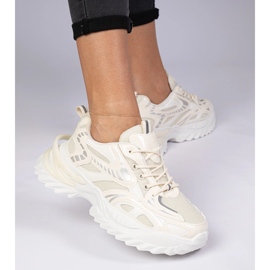 Des baskets sportives beige sur une semelle massive 2