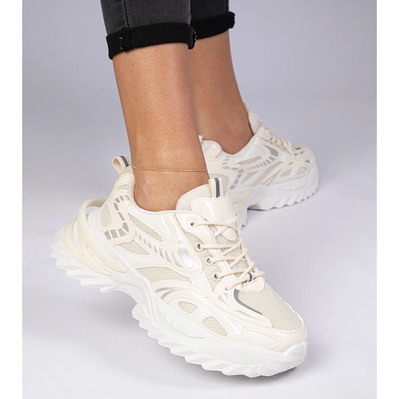 Des baskets sportives beige sur une semelle massive 2