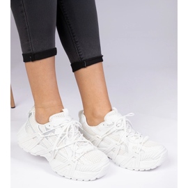 Baskets blanches élégantes sur une semelle massive 1