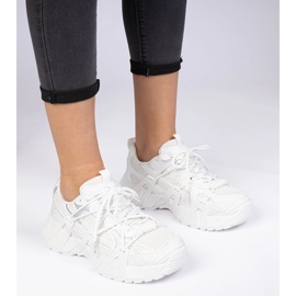 Baskets blanches élégantes sur une semelle massive 3