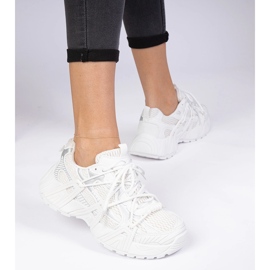 Baskets blanches élégantes sur une semelle massive 4