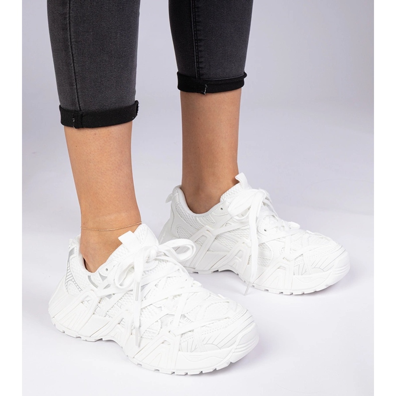 Baskets blanches sur semelle massive 1