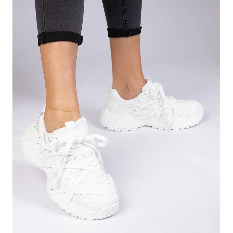 Baskets blanches sur semelle massive 2