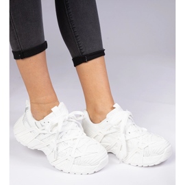 Baskets blanches sur semelle massive 3