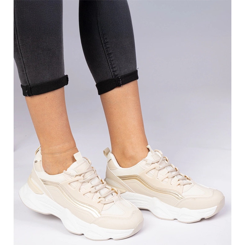 Baskets féminines beige avec un ajout doré 1