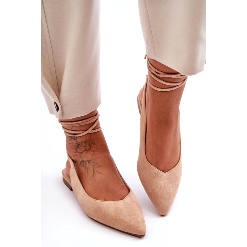 Ballerines beige-nues liées au daim féminin 1