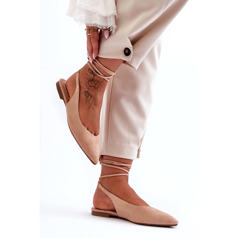 Ballerines beige-nues liées au daim féminin 2