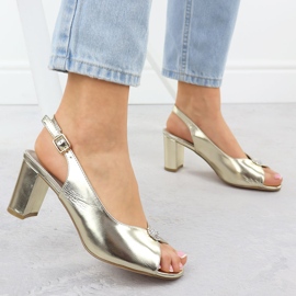 Sandales féminines sur le post métallique Golden Jezzi 6985 d'or 2