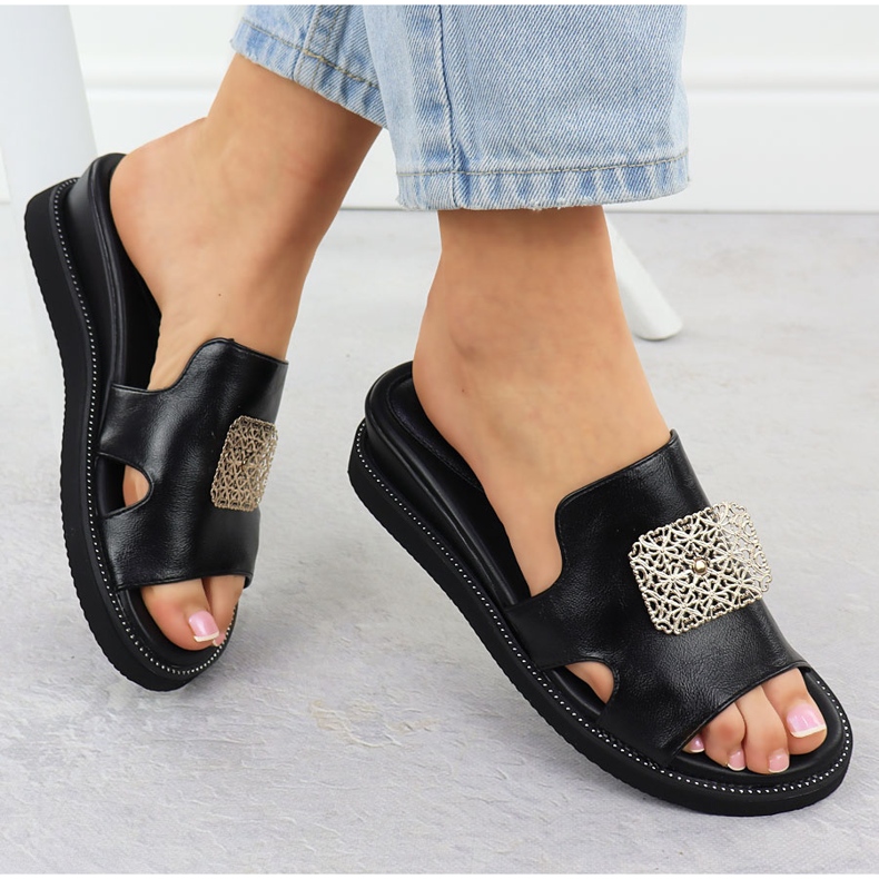 Des pantoufles écologiques sur la plate-forme noire avec un ornement de Jezzi 2267 le noir 1