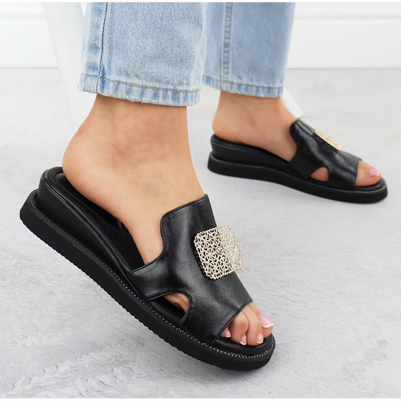 Des pantoufles écologiques sur la plate-forme noire avec un ornement de Jezzi 2267 le noir 2