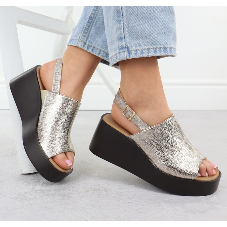 Sandales féminines sur la plate-forme Golden Jezzi 24130 d'or 1