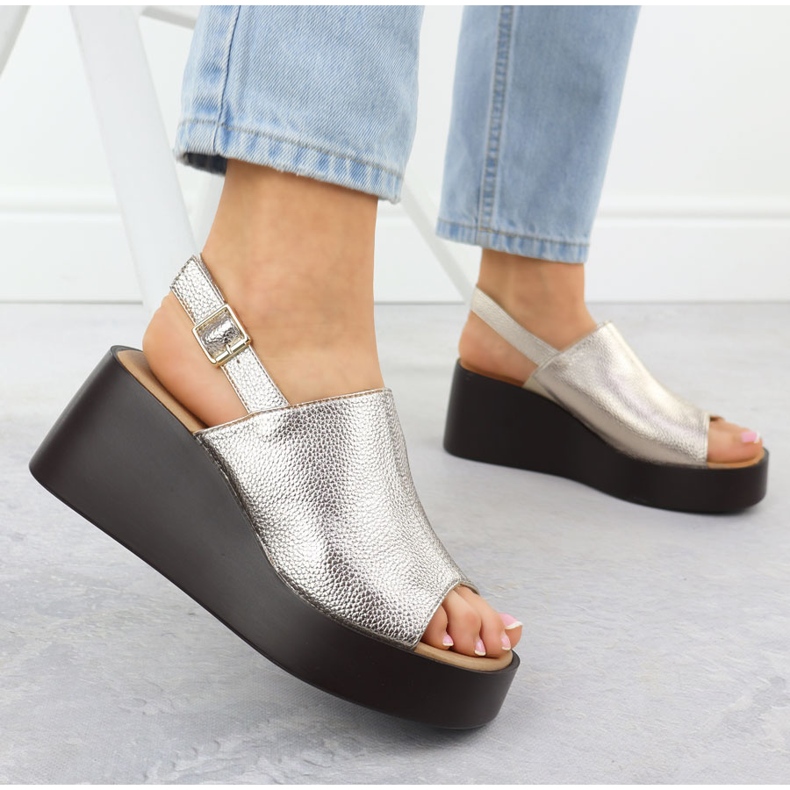 Sandales féminines sur la plate-forme Golden Jezzi 24130 doré 2